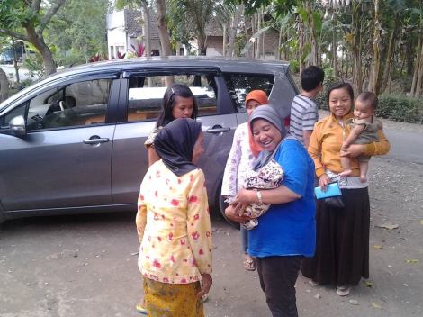 Pas geboren baby van buurvrouw komt thuis.