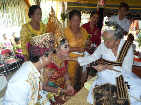 De hogepriester bezig.