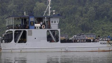 De ferry naar de gevangenis Nusa Kembangan met de poitietank.