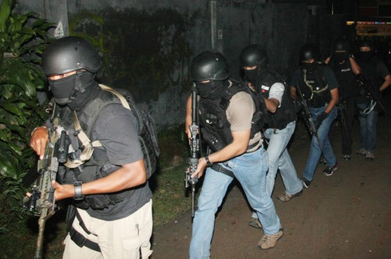 Personel Brimob bersenjata lengkap siap melakukan penggerebekan sebuah rumah kontrakan yang diduga dihuni sejumlah pelaku teror di Kampung Sawah, Ciputat, Tangerang Selatan, Banten, Selasa (31/12).