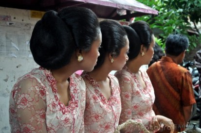 kleding - sanggul - De dames hebben een sanggul (wrong) 