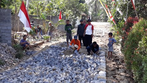 1 desa, bezig met de straat